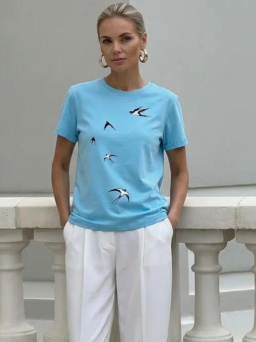/ T-Shirt with Oversized Swallows Print