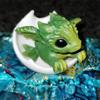 Дракончик-новорожденный в яйце 3D Мини-арт Статуэтка дракона Маленькая миниатюра вылупляющегося дракона Дракончик-новорожденный Прозрачная смола цвета океана