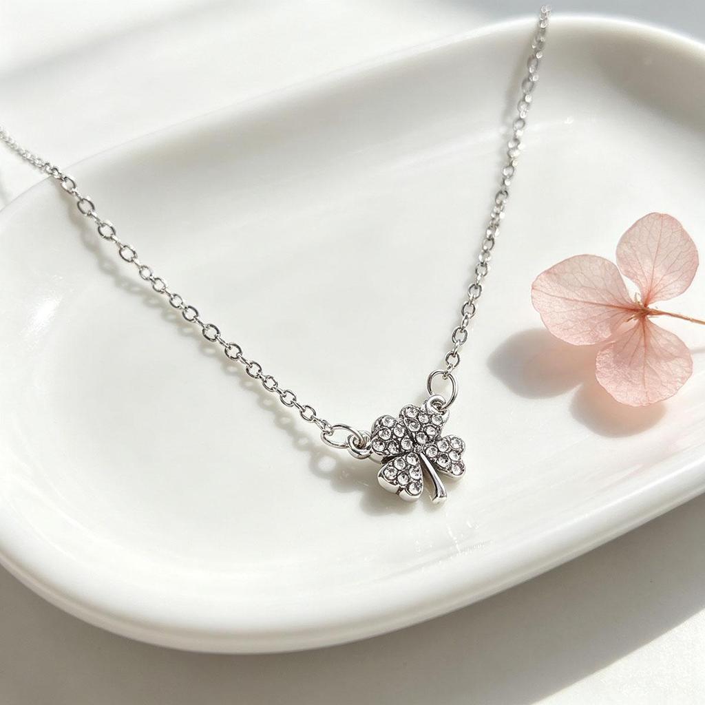 Flower Necklace for Women, Versatile Niche Design, Daily Gentle Atmosphere, New Four-Petal Silver Collarbone Chain