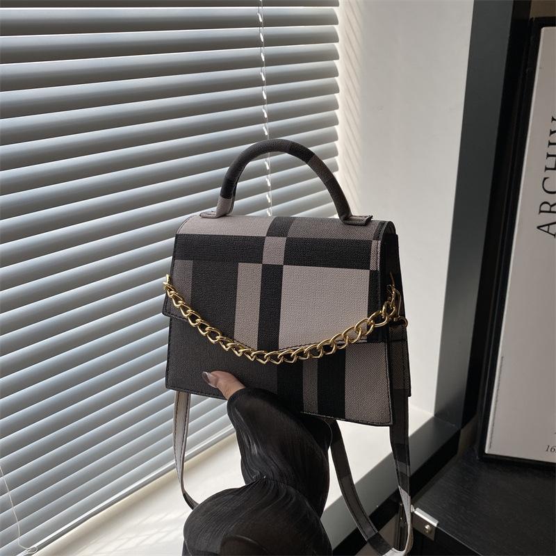 Маленькая квадратная сумка для женщин, осенняя, простая, новая, универсальная, нишевая, дизайнерская, ручная сумка через плечо