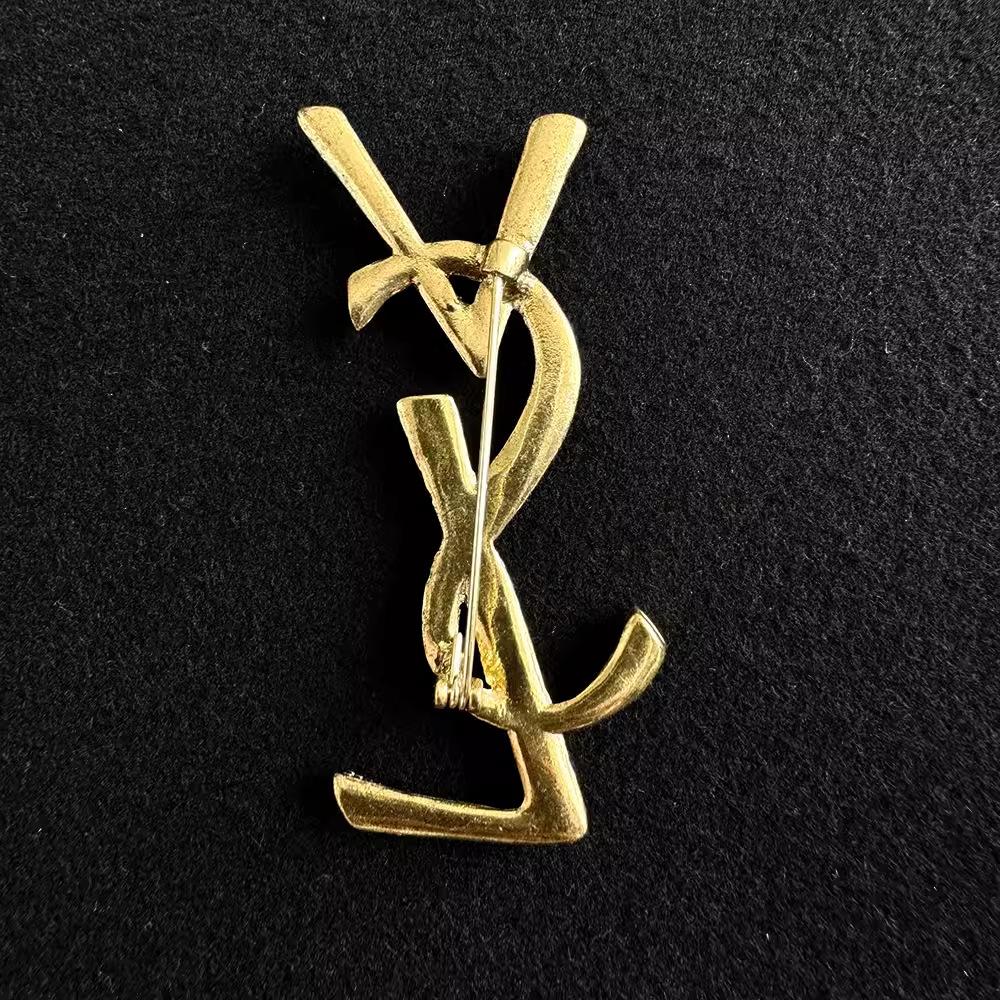 Letter Small Fragrance Style Suit Brooch French Retro High-end Sense Versatile Accessories Brooch Light Luxury