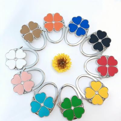 Однотонный кожаный крючок для сумки в виде клевера