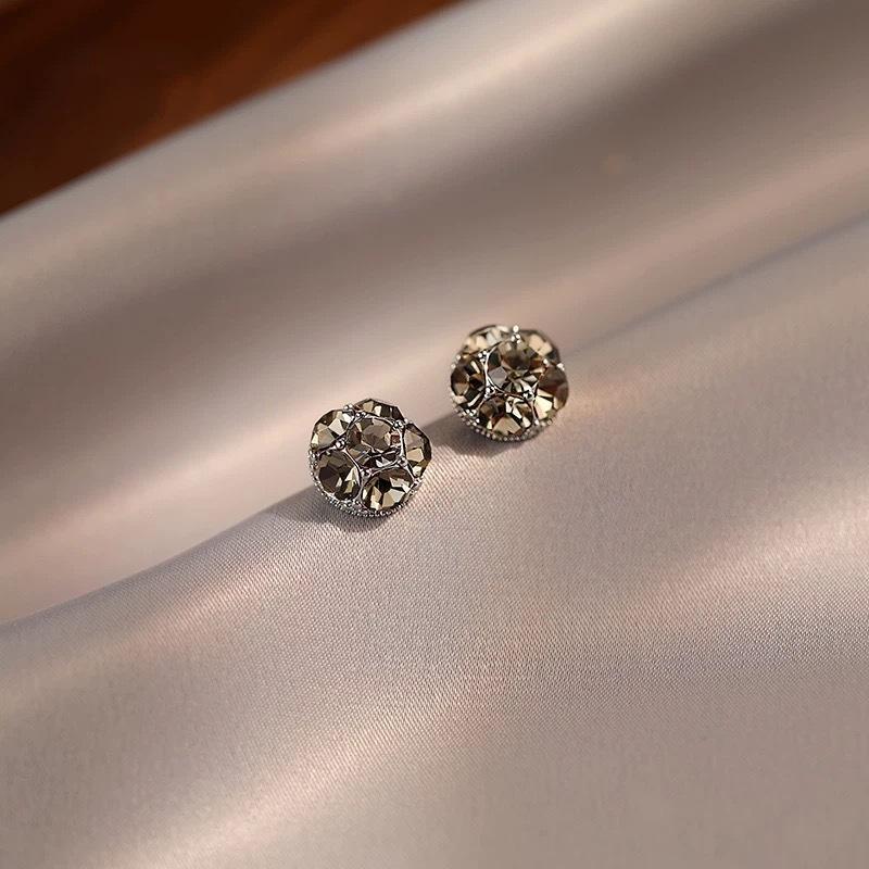 Super flash zircon stud earrings for women's new popular exquisite niche design high-end earrings temperament versatile earrings