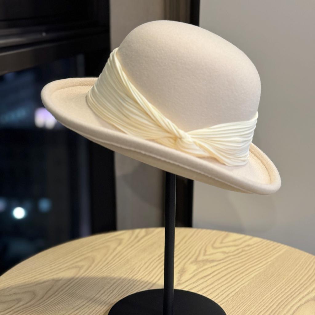 Французское лицо, демонстрирующее маленькую шляпу рыбака из валяной шерсти, с загнутыми полями, для женщин, для весенне-осенне-зимней моды, британская ретро шляпа-котелок, трендовая