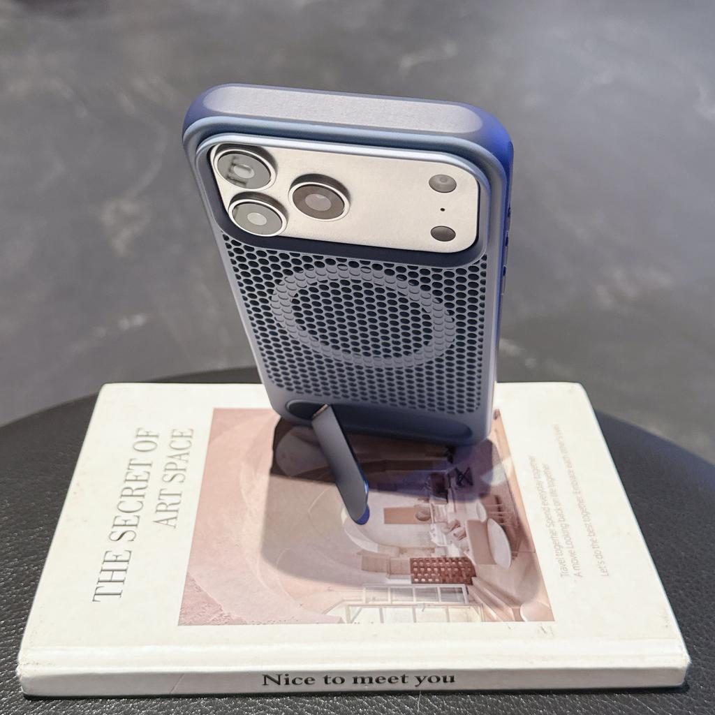 Простой Магнитный Чехол с Подставкой 45 градусов для iPhone 17 Pro Max 16, Отводящий Тепло, Удобный Хват, Ударопрочный