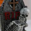 Halloween Tombstone Statue Decoration Spooky Resin RIP Skeleton Gravestone Figurine for Halloween Garden Outdoor Decor