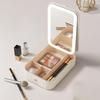 Ящик для хранения косметики со светодиодной подсветкой. Зеркало. Регулируемое 3 режима освещения. Перезаряжаемый с несколькими отделениями. Футляр для ювелирных изделий. Органайзер для макияжа на открытом воздухе.