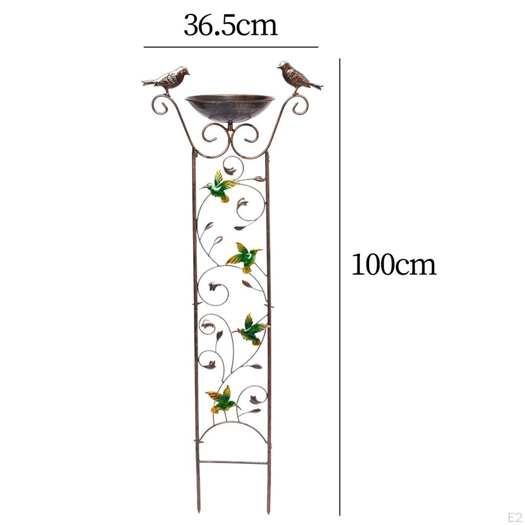 Комбинация купальни для птиц и решетки для растений для элегантности открытого сада