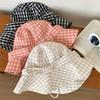 Корейская версия милой клетчатой шляпы-ведра с ремешком для летних путешествий с защитой от ультрафиолета и большими полями, универсальные солнцезащитные кепки для женщин