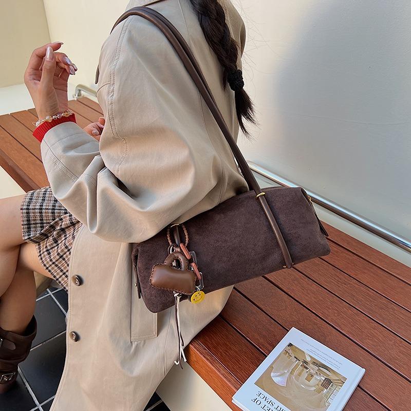 Ретро нишевая замшевая сумка-подушка женская новая сумка-мессенджер для通勤, универсальная текстурная сумка под мышкой