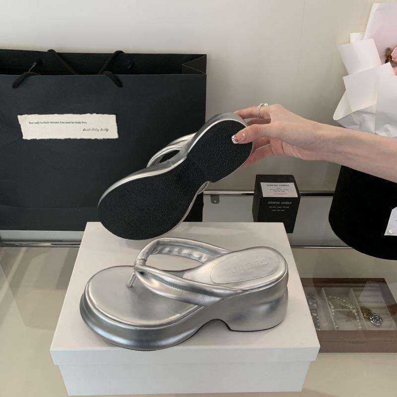 Французские шлепанцы на толстой подошве женские 2025 новые серебристые холодные тапочки, летняя одежда пляжные сандалии