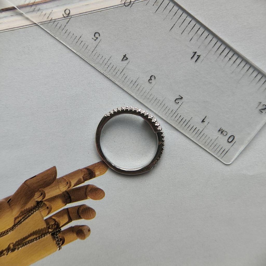 Серебряное кольцо с фианитами, вес изделия 2,02 гр (2192794)