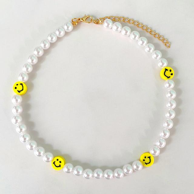 Популярная личность Простое улыбающееся лицо Жемчужное ожерелье Модная девушка улыбающееся лицо Ожерелье