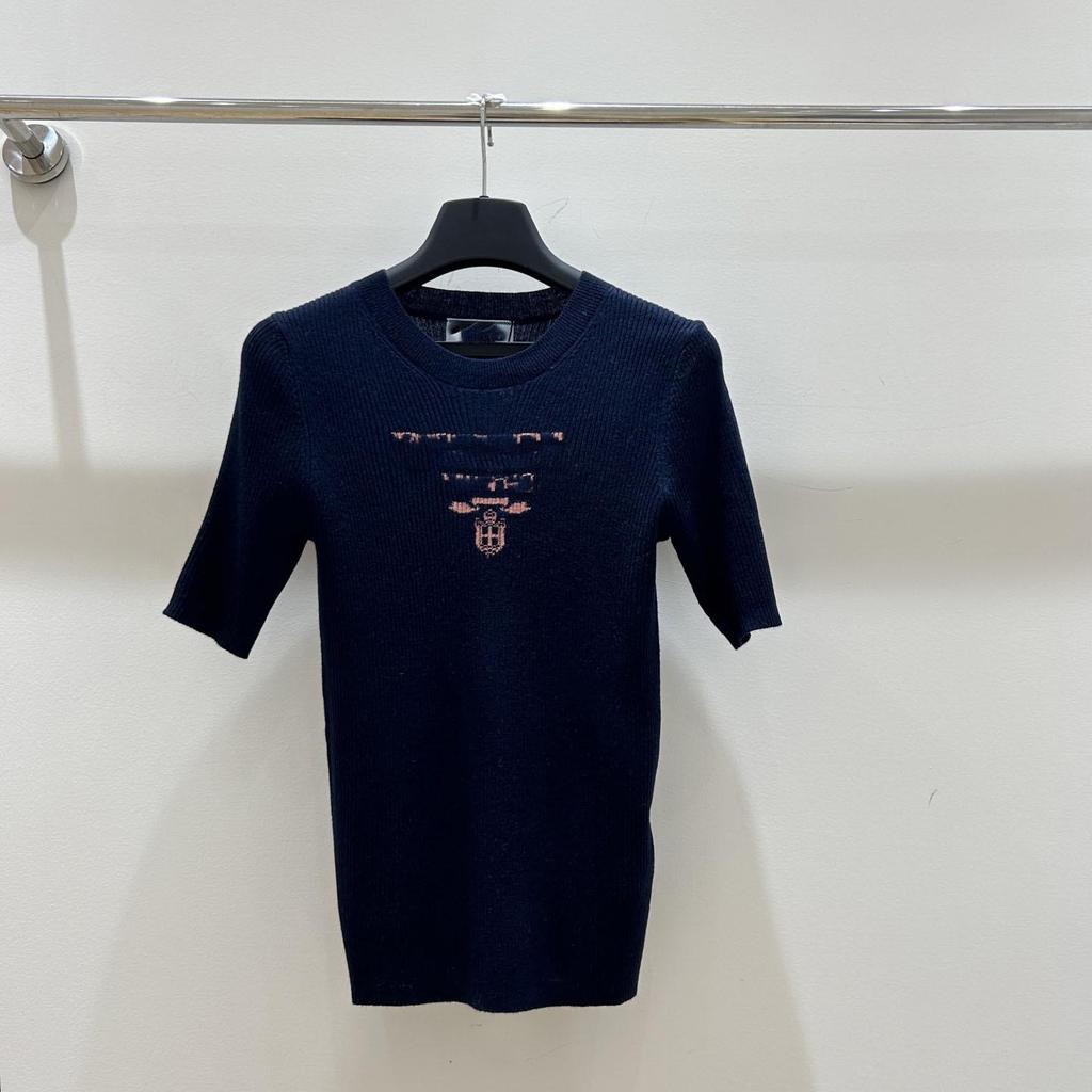 Женская белая футболка приталенного кроя с летним вышитым логотипом