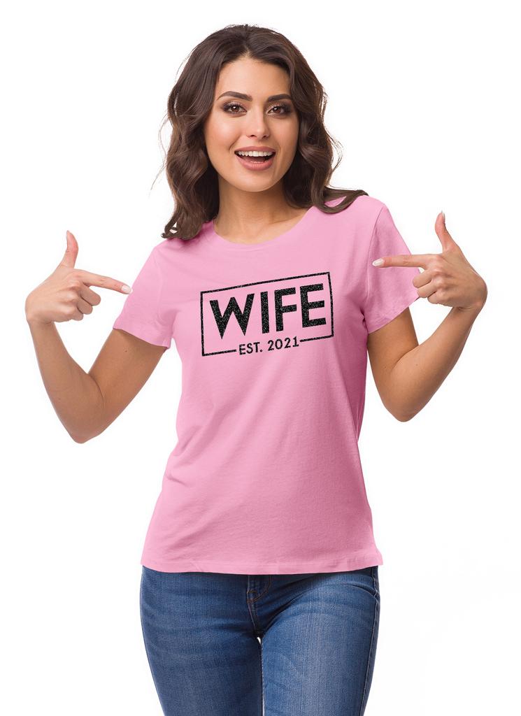 Inkdotpot Персонализированная женская футболка с надписью «Жена, свадьба, объявление» — XN