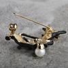 Cute Double Cat Simulated Pearl Brooches For Women Man Kids Enamel Esmalte Broches Scarf Hijab Spille Clips Coat Sweater Pins