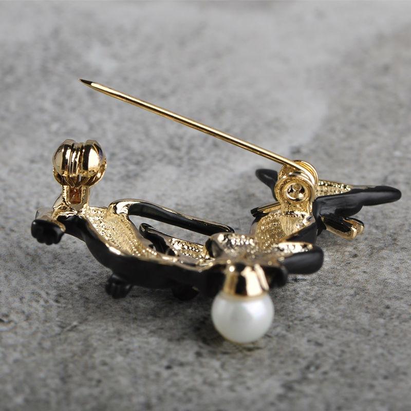 Cute Double Cat Simulated Pearl Brooches For Women Man Kids Enamel Esmalte Broches Scarf Hijab Spille Clips Coat Sweater Pins
