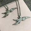 Красиво выполненное ожерелье из перьев Lol, вдохновленное Blue Lo, с уникальным геометрическим дизайном