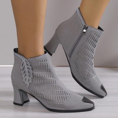 В осенне-зимней обуви удобные женские сапоги с большим острым толстым каблуком и полой сеткой