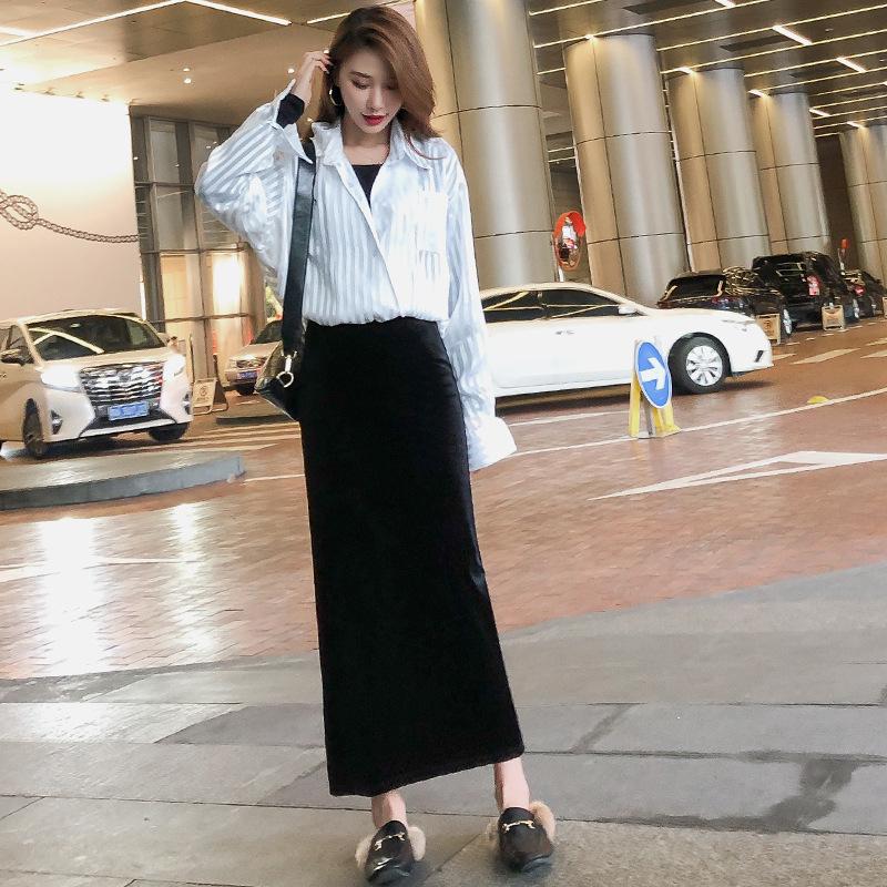 Ретро Осенне-зимняя черная бархатная миди-юбка с высоким поясом и разрезом - Облегающий силуэт