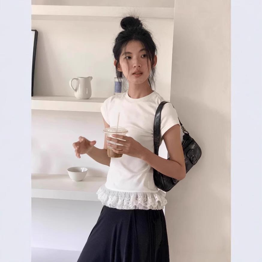 Женская белая футболка с коротким рукавом прилегающего силуэта в балетном стиле с кружевной отделкой - Коллекция Лето 2025