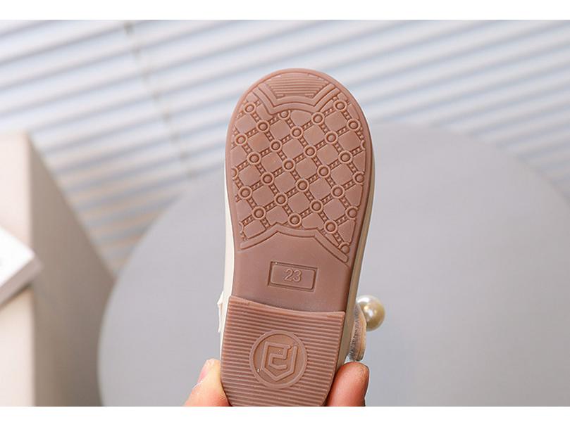 Туфли из кожи с квадратным носком и крупными жемчужинами для девочек, балетки принцессы и мягкие танцевальные туфли. Модная и стильная обувь для маленьких девочек.