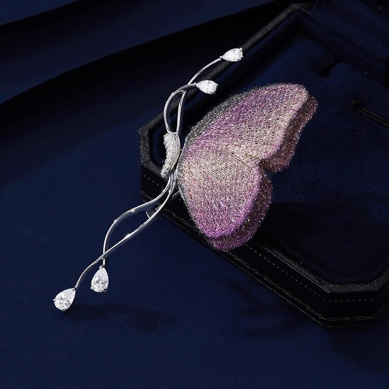 Первая брошь-бабочка — это изысканная женская брошь-бабочка с вышивкой высокого класса, с нишевым и высококлассным чувством дизайна.