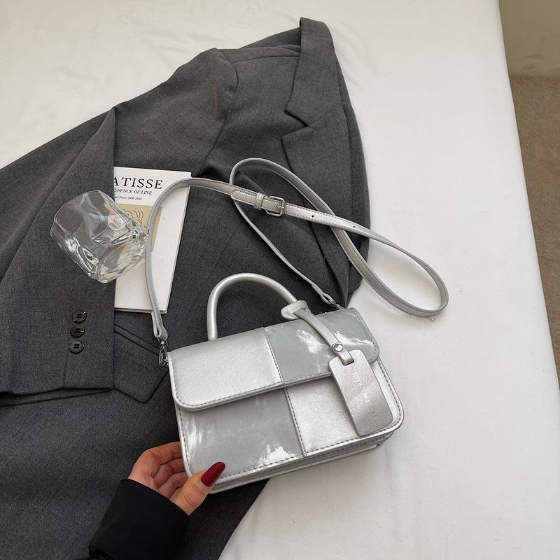 Оптовые женские сумки 2025 новые сумки через плечо популярные женские сумки нишевые высококлассные косые женские маленькие квадратные сумки