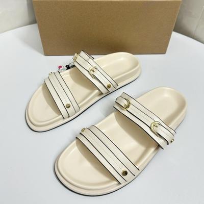 Модная женская летняя обувь кэжуал с открытым носком, дизайнерский бренд, украшение металлической пряжкой, белая из ПУ кожи, пляжные плоские сандалии для леди 2025