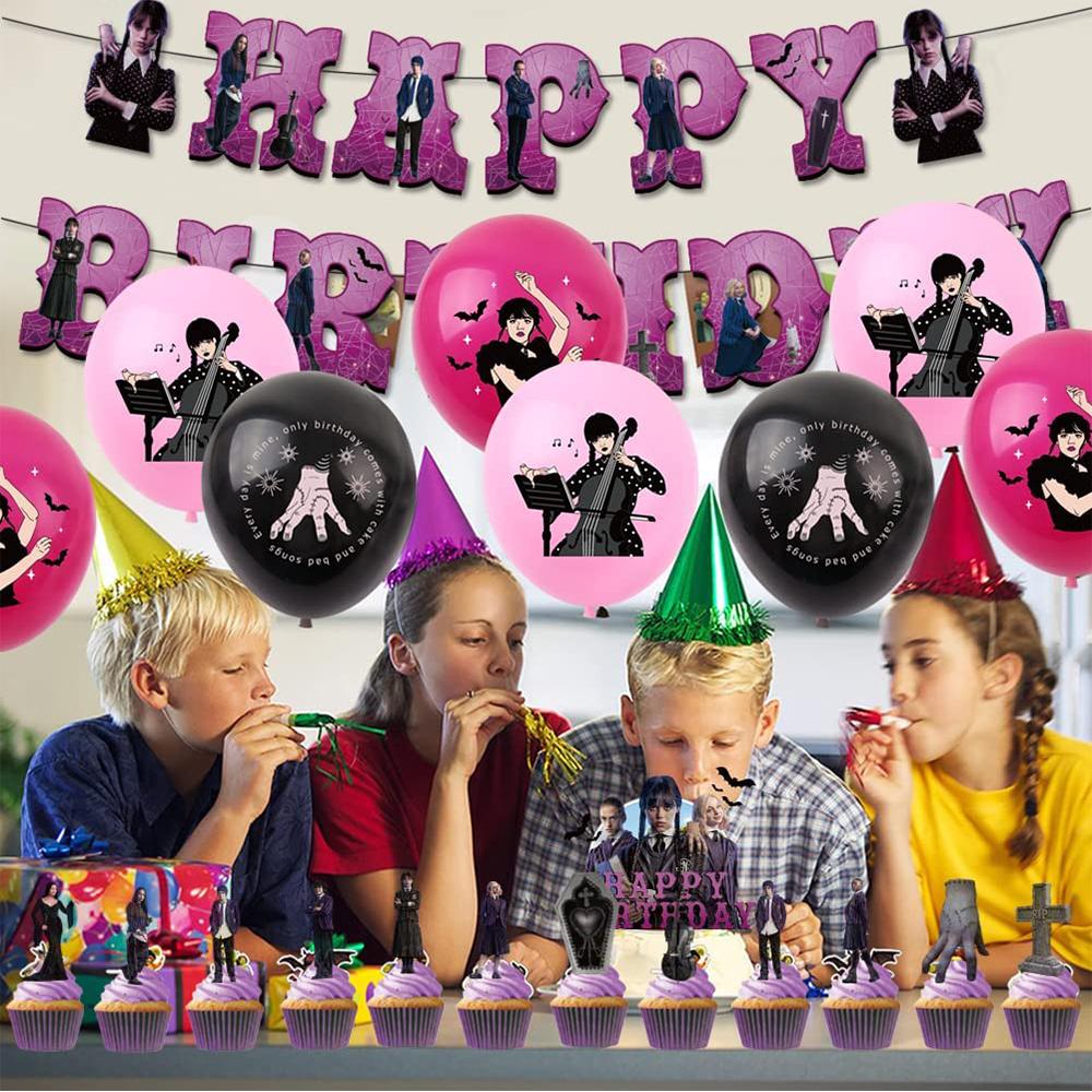 Украшения для вечеринки в честь дня рождения Уэнсдей Аддамс включают топпер для торта, баннер из воздушных шаров