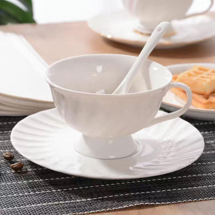 Европейская белая простая кофейная чашка и тарелка, набор из двух предметов, расписная золотая керамическая чашка, чашка для воды, цветочная чашка для чая, чашка для молока