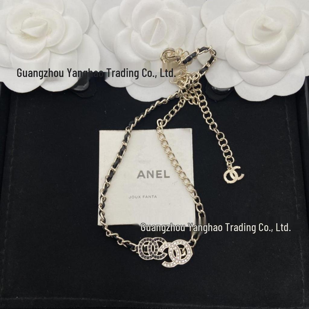 Высококачественное колье Seiko с двойной буквой C, инкрустированное черными и белыми бриллиантами, с черным кожаным шнуром