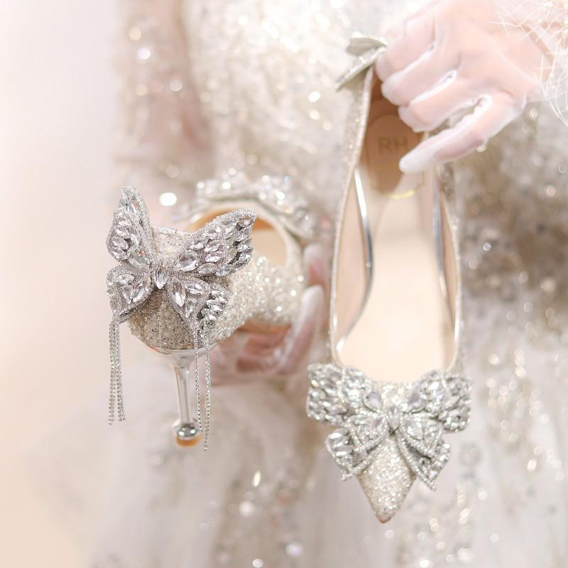 Осенние новые туфли-лодочки с острым носком, на тонком каблуке, с мелким вырезом, с жемчужным бантом, на высоком каблуке, глянцевые туфли для подружки невесты, свадебные туфли