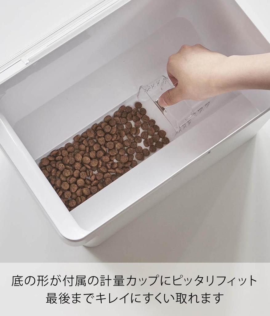 Yamazaki Jitsugyo Airtight Pet Food Stocker 3.5kg with Measuring Cup White Approx. W30 X D19.7 X H19.2cm (When Lid Is Open Approx. H37.5cm) Tower