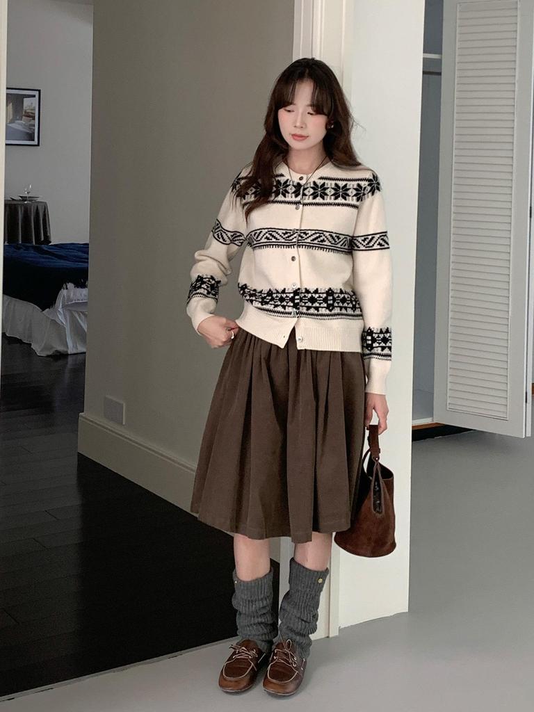 2026 Retro Snowflake Jacquard Loose-Fit Autumn Cardigan Sweater for Women