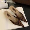 Меховые леопардовые женские тапочки с острым носком, сексуальные замшевые толстые туфли-мюли, женская зимняя трендовая обувь 2025 года, элегантное платье Zapatillas De Mujer