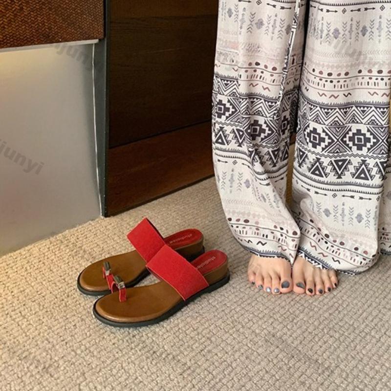 Модные женские шлепанцы на одно слово 2025 лето новинка уличные дышащие сланцы с перемычкой между пальцев на танкетке плоская обувь модное увеличение роста сандалии слипоны