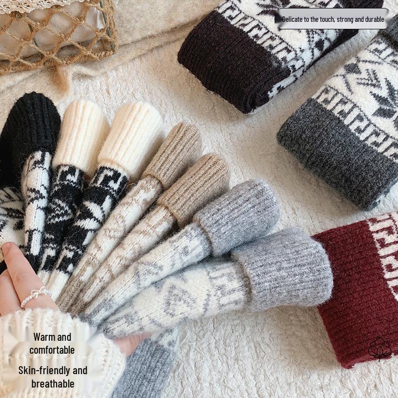 Ethnic Style Wool Leg Warmers: Women’s Thick, Warm, Knitted Calf Warmers with Retro Snowflake Pattern for Autumn and Winter.