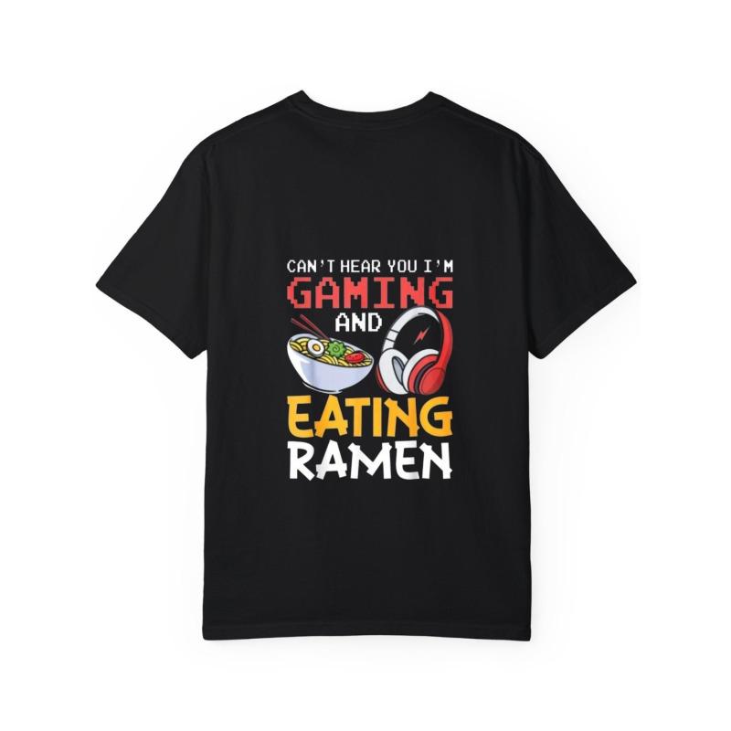 Белая футболка с круглым вырезом с графикой 'Gaming and Eating Ramen' (Игры и поедание рамена), с наушниками и миской лапши. Повседневная одежда для геймеров и любителей еды