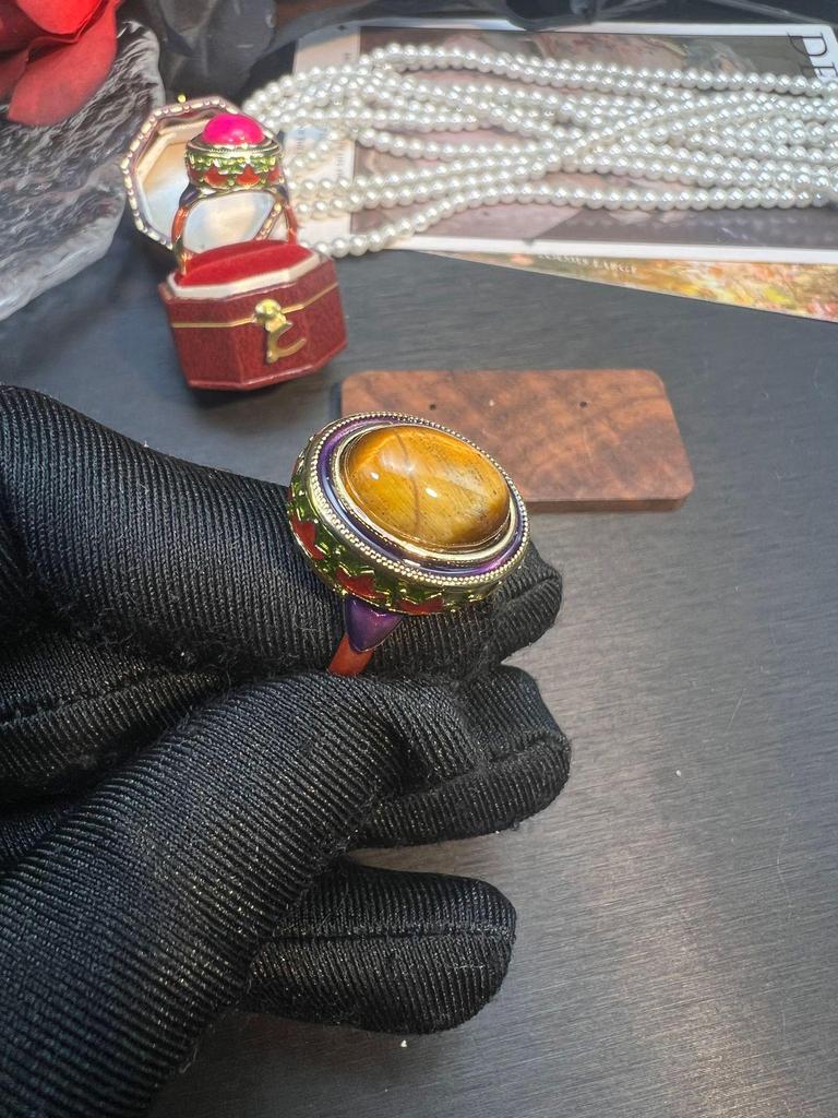 Элегантное китайское кольцо клуазоне с халцедоном и тигровым глазом в ретро-придворном стиле