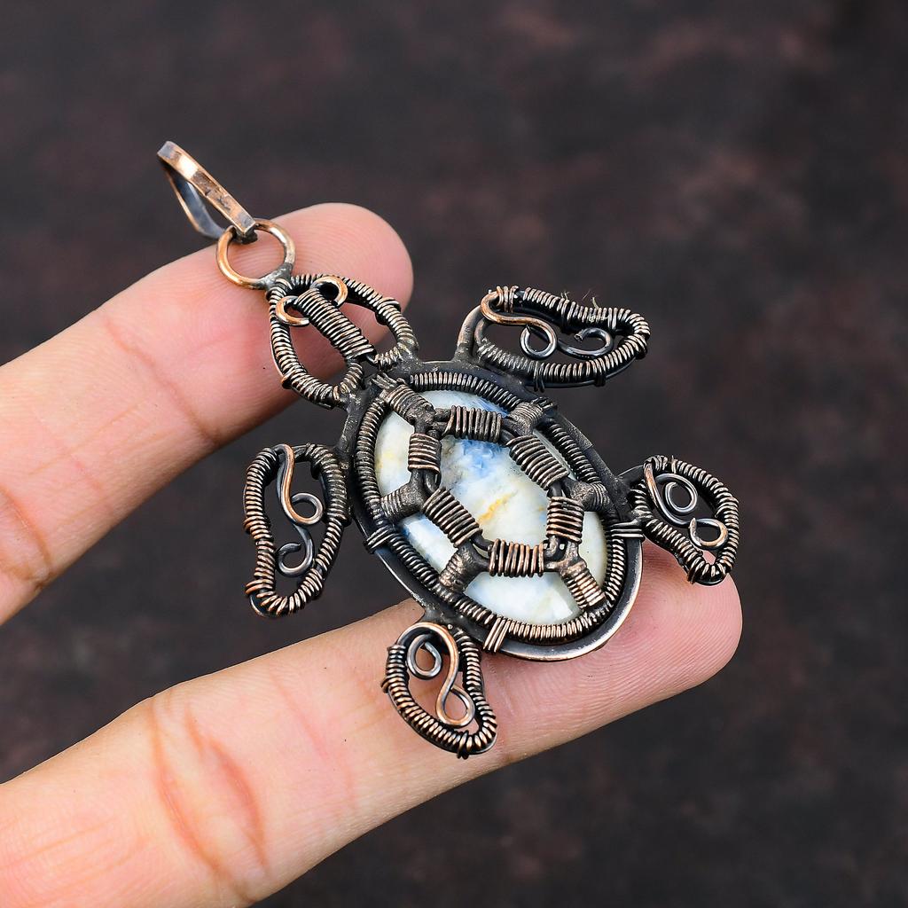 Голубой шеелитовый кулон, обернутый медной проволокой, подвеска в виде черепахи, ювелирное изделие ручной работы, потрясающий кулон с драгоценным камнем, изумительное медное ювелирное изделие, подарок на помолвку