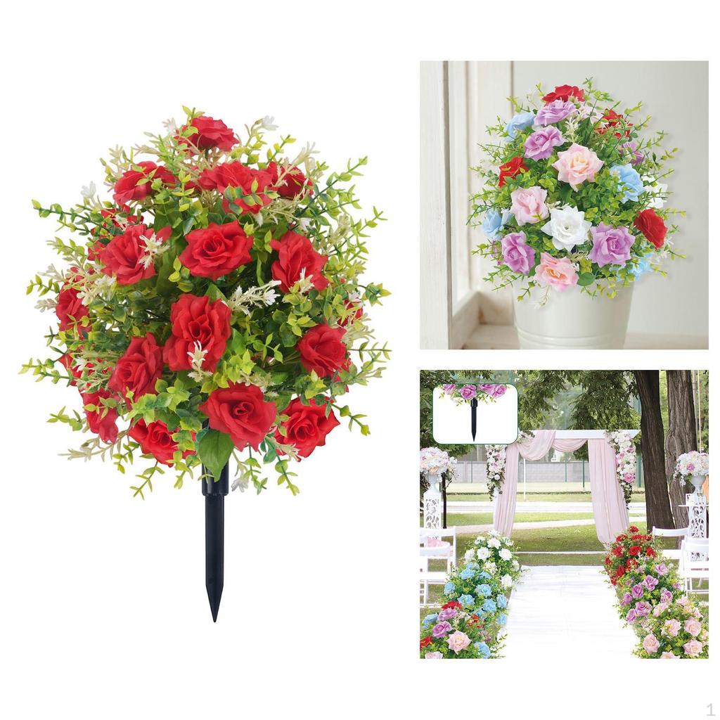 Искусственный памятный цветок с растением на ложном колышке за столом