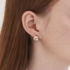 Серьги-гвоздики из золота 14K GF с резным шариком из камня C24EGF208