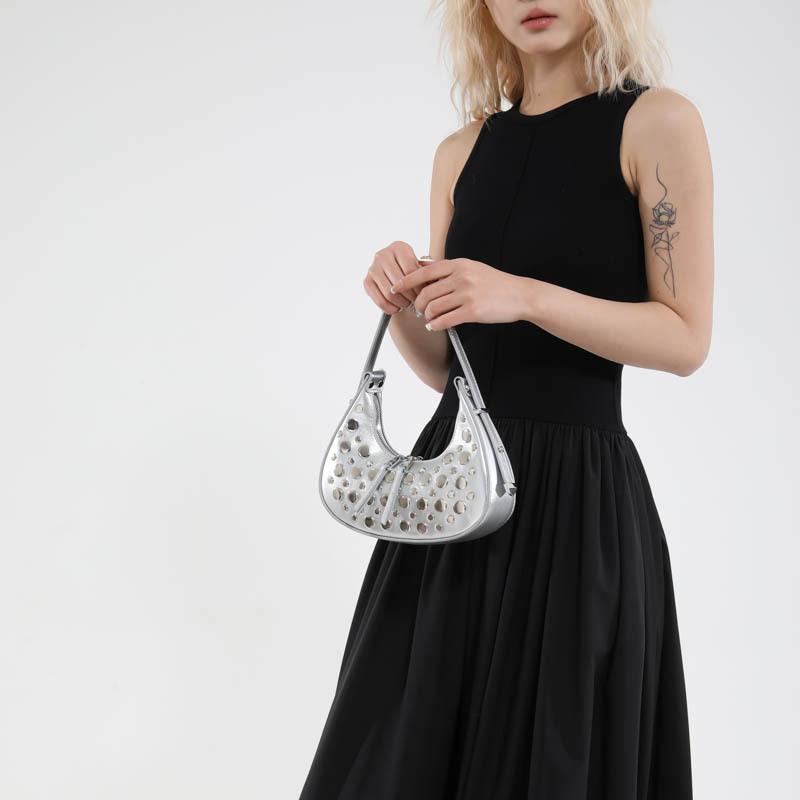 Сумка под мышкой с заклепками Весна Лето 2025 Новая Корейская Версия Модная Нишевая Сумка на Плечо Повседневная Женская Универсальная Сумка-пельмень