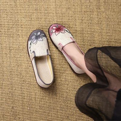 Старые пекинские тканевые туфли женские полые верхняя одежда плетеные дышащие универсальные туфли для мамы с вышивкой 2025 лето новые