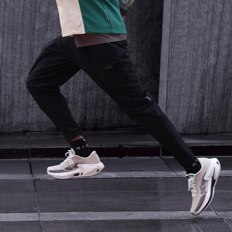 Li Ning Running Series однотонные спортивные брюки со шнуровкой и средней посадкой, удобные дышащие повседневные мужские брюки черного цвета AYKU173-1