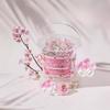 Шесть в одном, гранулы моющего средства Sakura Laundry очищают, удаляют бактерии и клещей, сохраняют аромат, защищают цвет, смягчают и удаляют пятна, эффективно очищают