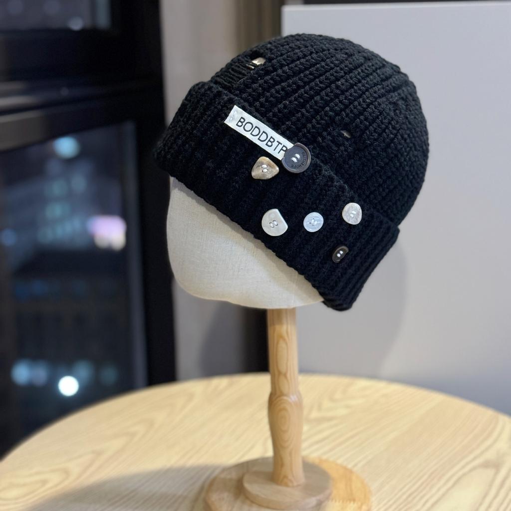 New trendy distressed buttoned knitted beanie for women and men, autumn and winter vintage internet celebrity headwrap cold hat
