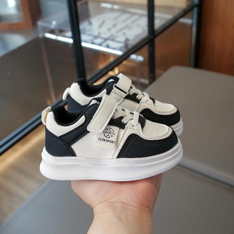 Детская обувь и спортивная обувь для девочек 2025 весна и осень новая кожаная водонепроницаемая повседневная белая обувь для мальчиков детская обувь для скейтборда