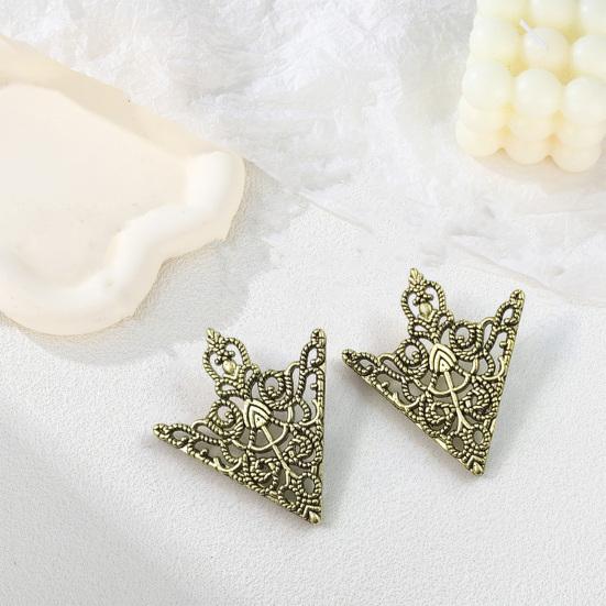 1 Pair Men Women Shirt Collar Clip Retro Hollow Pattern Palace Style Collar Buckle Brooch Neck Clip Outfit Accessories